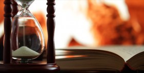 Clepsidră și carte (timebank.ro)