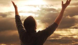 credinta maini ridicate catre cer (zoriidiminetii.wordpress.com)