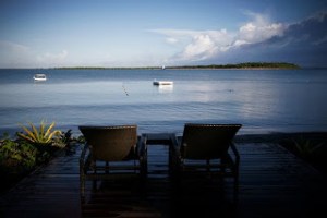 peisaj marin cu două banci