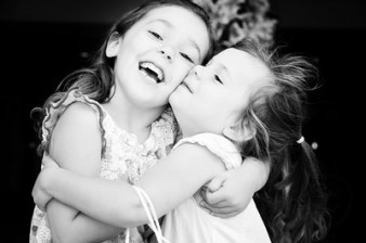 copii îmbrățișându-se - îmbrățișare (semneletimpului.ro)