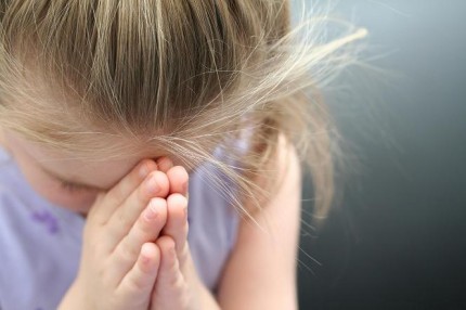 Fetita rugându-se (sfatulparintilor.ro)