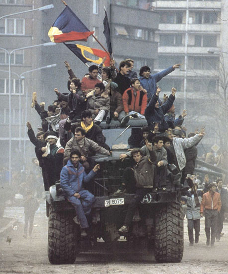 Revoluționari într-un camion al Armatei - decembrie 1989 (ro.wikipedia.org)