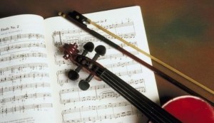 vioară și partitură (mondonews.ro)