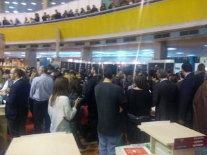 Sesiuune de autografe cu președintele Kalus Iohannis la Gaudeamus 2014 (2)