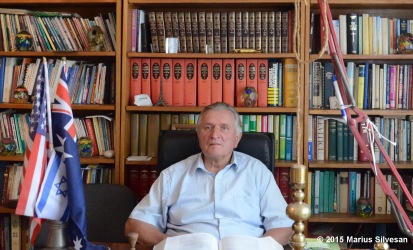 Ioan Alexandru Lăpugean la biroul său (13.7.2015) cu logo